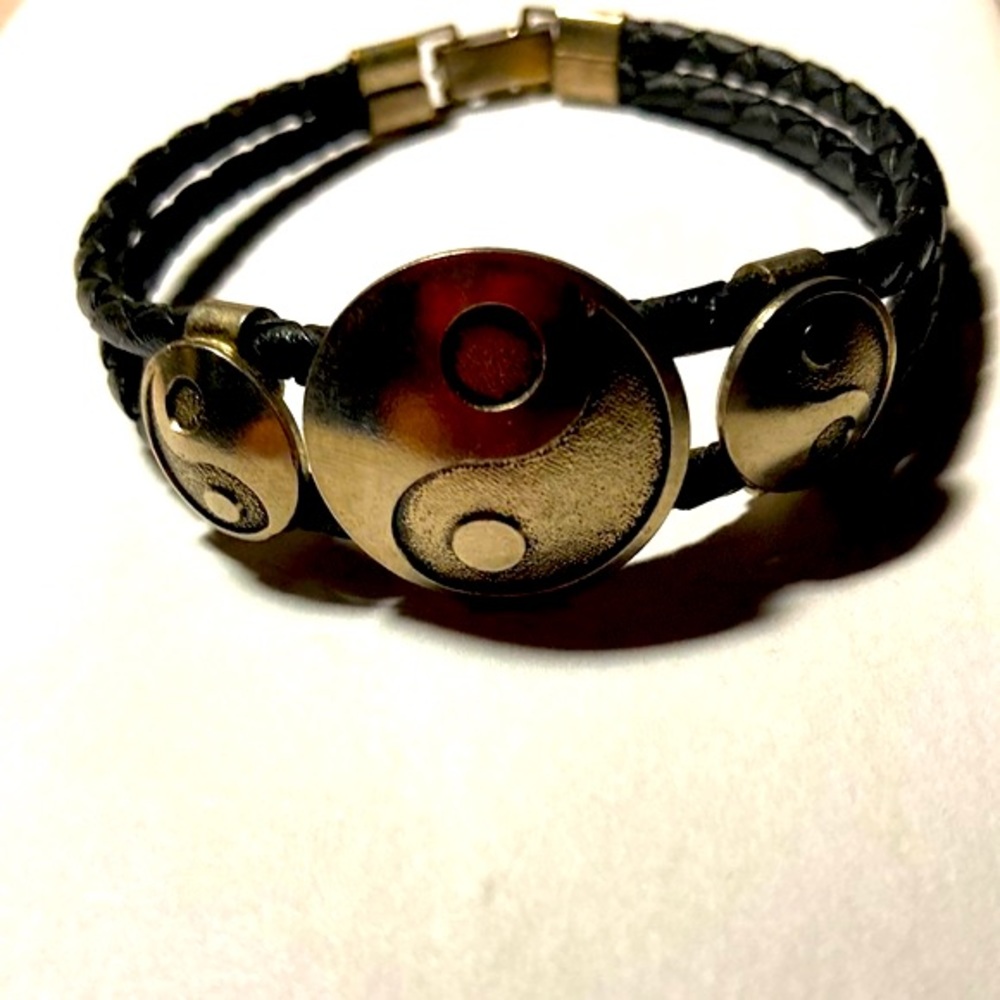 Ying yang bracelet with faux leather twine. Bme2156